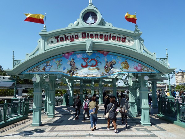 Tokyo_Disneyland_Entrance_9407118539.jpg