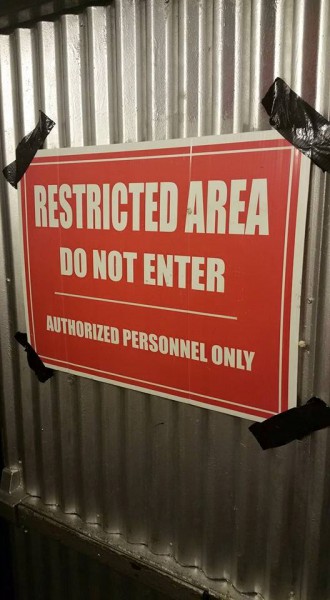 sixflagssignfail.jpg